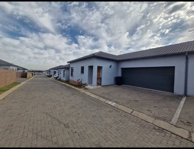 3 BEDROOM TOWNHOUSE TO LET IN PARKRAND